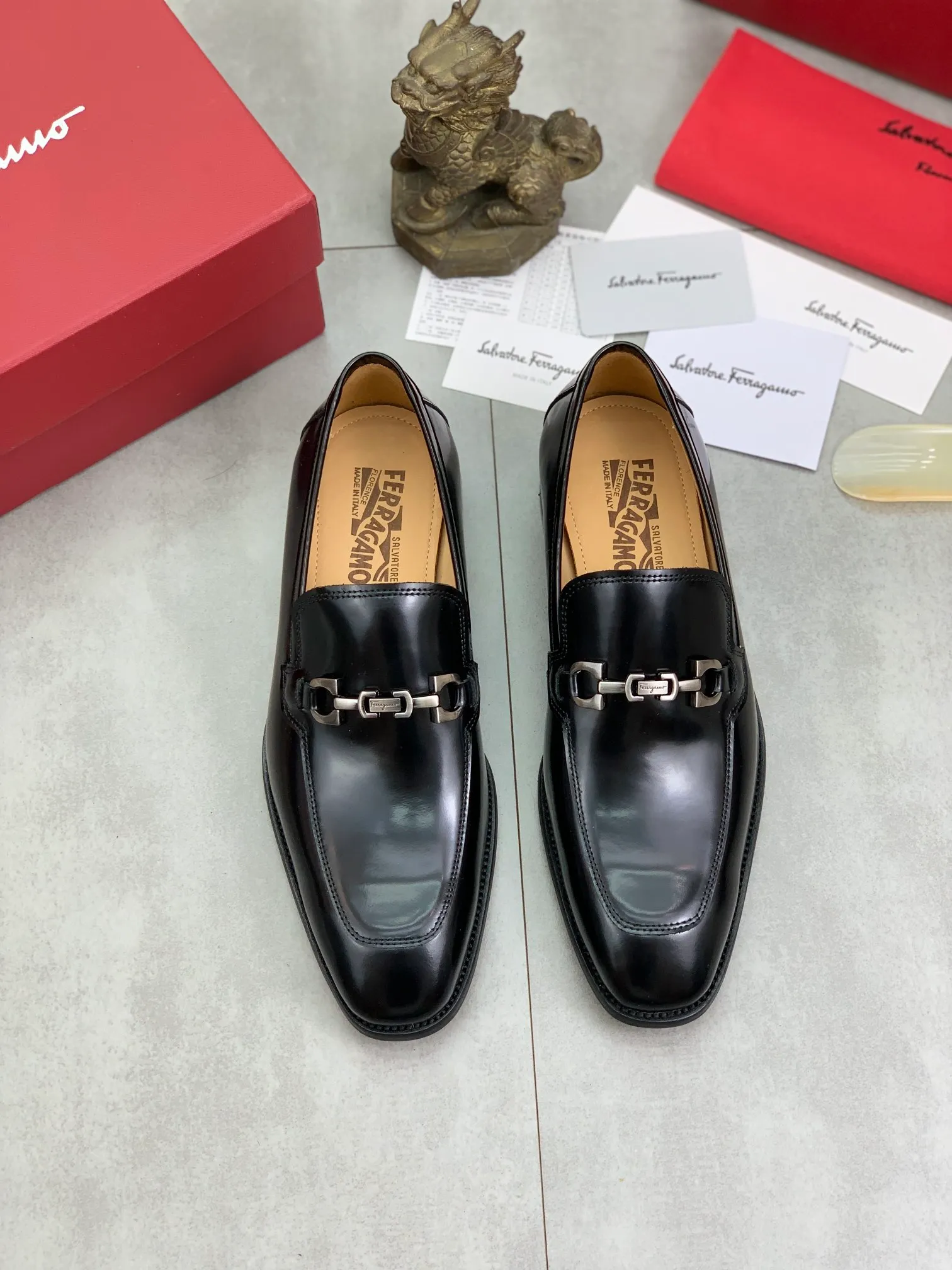 Men's Men's Shoes 💰P460💰[New Style] Water-dyed Niuli 🆘[Salvatore Ferragamo] Ferragamo's latest casual business leather shoes for men! Available at counters simultaneously! The fabric is made of specially imported original pebbled calfskin, and the lining is made of imported water-dyed cowhide. It is absolutely luxurious and leads the fashion trend. Matching code: 38-45 (46 can be customized) Black, brown and burgundy colors available